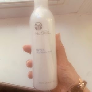 Nuskin‎